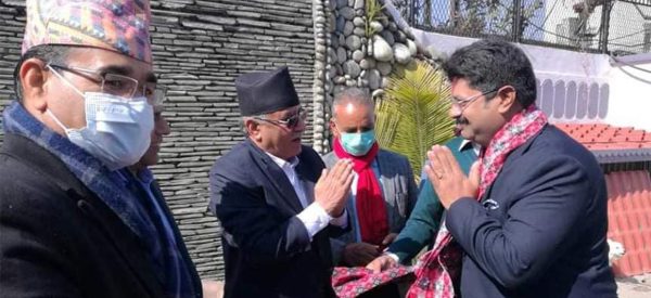 गाउँपालिकाका अध्यक्षलाई प्रचण्डले पार्टी प्रवेश गराए