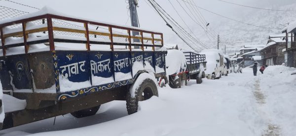 वर्षा र हिमपातले अस्तव्यस्त कर्णाली