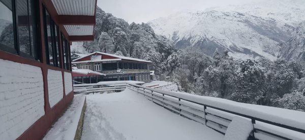 पोखरा आसपासका क्षेत्रमा तीन फिटसम्म हिमपात