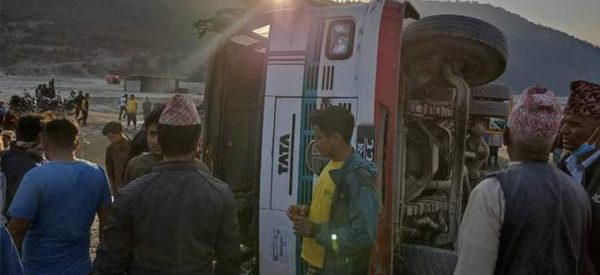 काठमाडौंबाट सिन्धुपाल्चोक जाँदै गरेको बस दुर्घटना