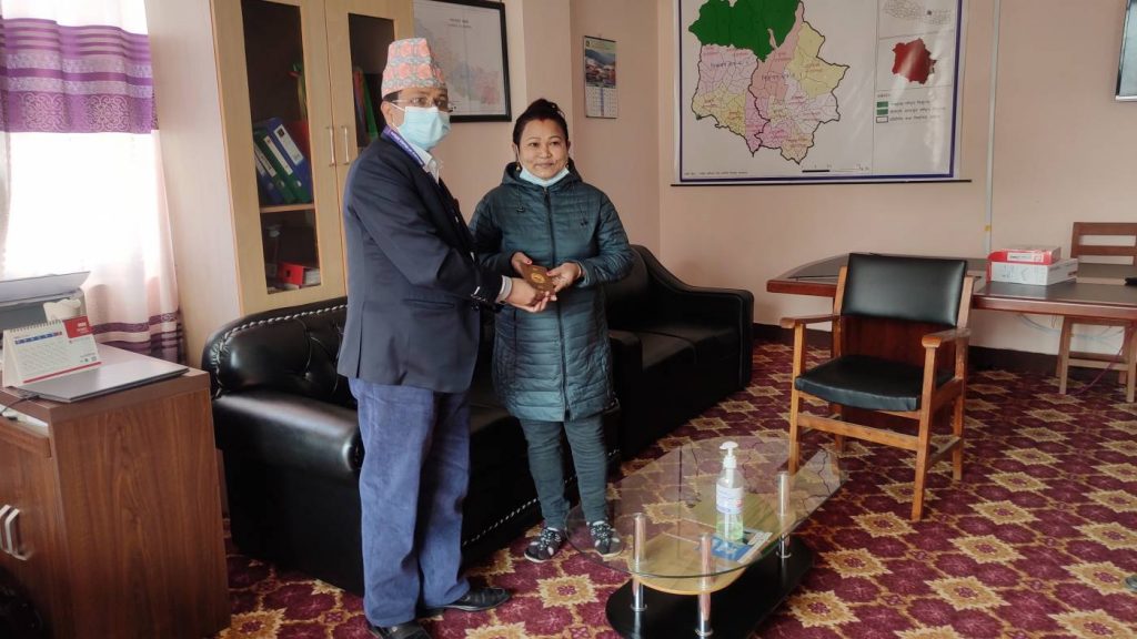 सिन्धुपाल्चोकमा विद्युतीय राहदानी वितरण शुरू