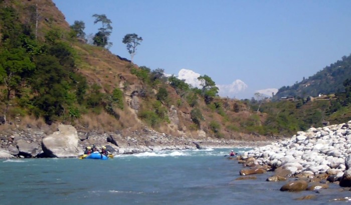 छोरालाई बचाउन खोज्दा आमाको मृत्यु, छोरा गम्भीर