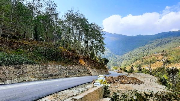 तेह्रथुमको वसन्तपुरदेखि म्याङ्लुङ बजारसम्मको मध्यपहाडी लोकमार्ग द्रुत गतिमा निर्माण हुँदै