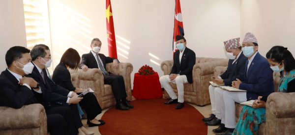 नेपाल र चीनका परराष्ट्रमन्त्री बीच भेटघाट, प्रतिनिधिमण्डलस्तरीय वार्ता शुरु