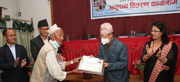 परम्परागत शैलीमा घर बनाउनेलाई भक्तपुर नगरपालिकाले अनुदान दियो