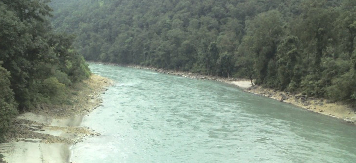 झोलुङ्गे पुलको लठ्ठा तान्ने क्रममा भेरी नदीमा खसे दुई कामदार