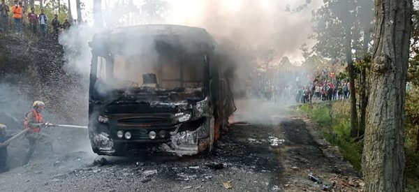 गुडिरहेको बसमा आगलागी