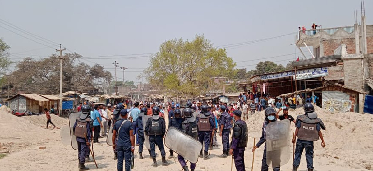 धनुषामा स्थानीय र प्रहरीबीच झडप, ८ सेल अश्रुग्यास प्रहार