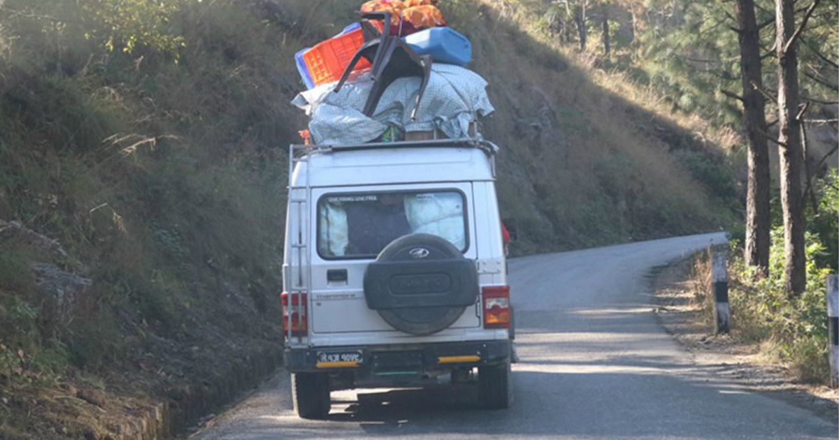 खचाखच भरिएर गाउँ जान्छन् मालबाहक गाडी, फर्किँदा रित्तै