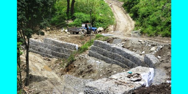 आँबुखैरेनीमा २० मिटर सडक भासियो, यातायात अवरुद्ध