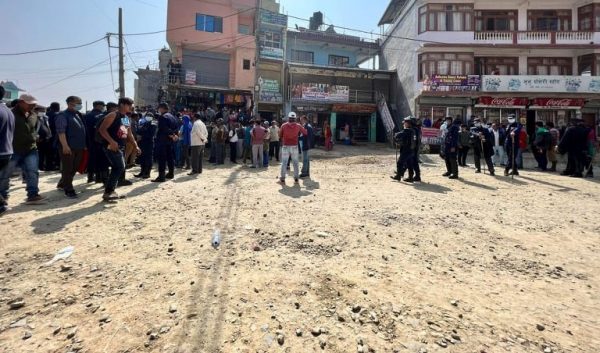जोरपाटी–साँखु सडक कालोपत्रे गर्न माग गर्दै सडक बन्द
