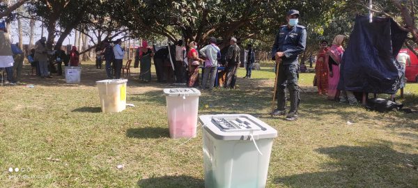 गोरखामा एक हप्ता हिँडेर मतदान केन्द्र पुगे कर्मचारी