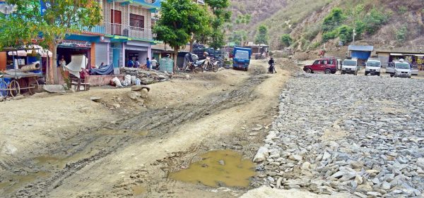 मर्मतको अभावमा अस्तव्यस्त बन्यो मन्थली बसपार्क