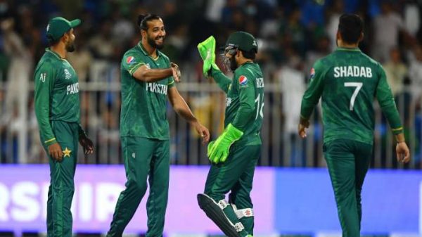 अस्ट्रेलियाविरूद्ध पाकिस्तान विजयी, बाबर र इमामको शतक