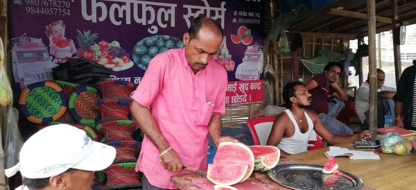 गर्मीसँगै बढ्‍यो तरबुजा व्यापार, ढल्केवरका किसानलाई भ्याइ-नभ्याई