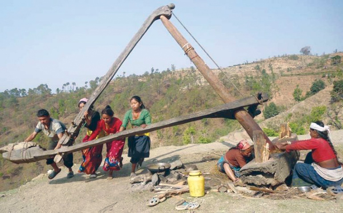 ओखल-ढिकीमा धान कुटने प्रचलन हराउँदै