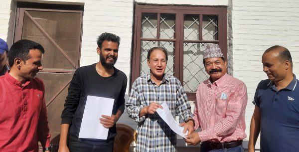 चीनसँग देखिएका समस्या समाधानको पहल गर्न आग्रह गर्दै परराष्ट्रमन्त्रीलाई ज्ञापन पत्र