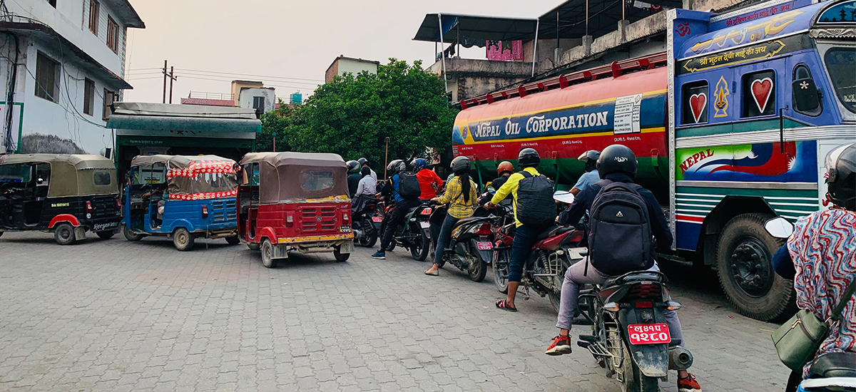 पेट्रोलमा प्रतिलिटर २ र डिजेलमा ९ रुपैयाँ मूल्यवृद्धि