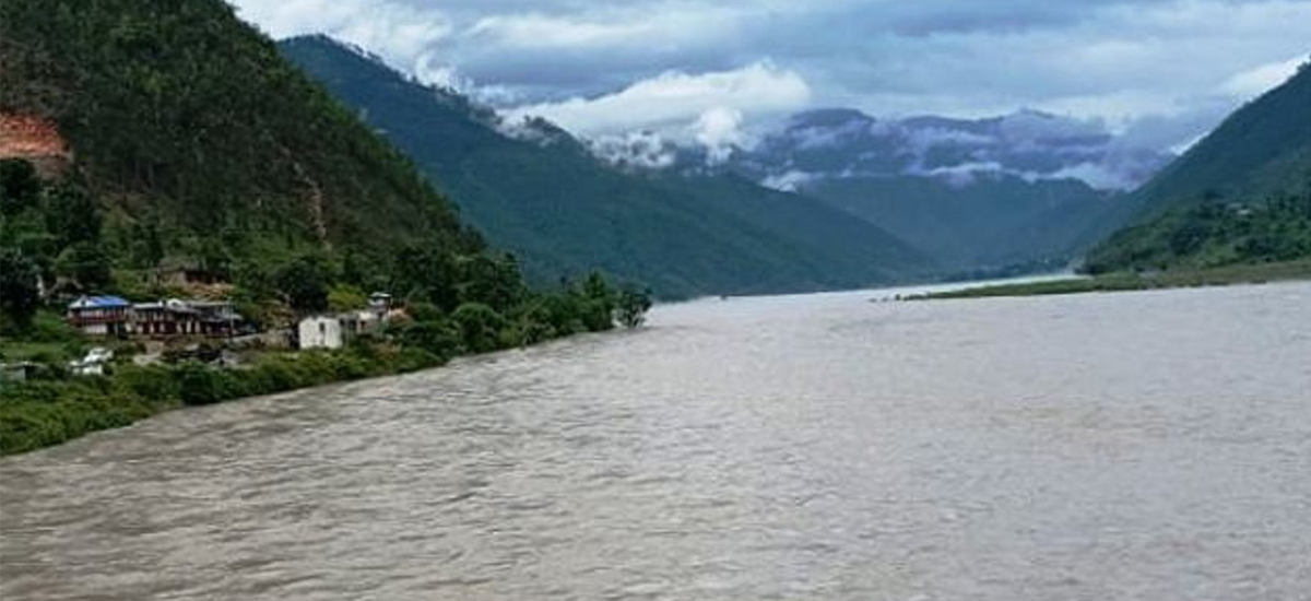 कर्णाली नदीमा स्काभेटरसहित फसेका तीन जनाको उद्धार