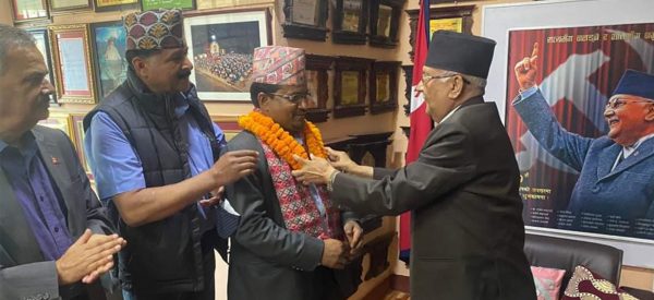 ओलीले खादा ओढाएर भित्र्याएका गाउँपालिका अध्यक्ष भोलिपल्टै माओवादीमा फर्किए
