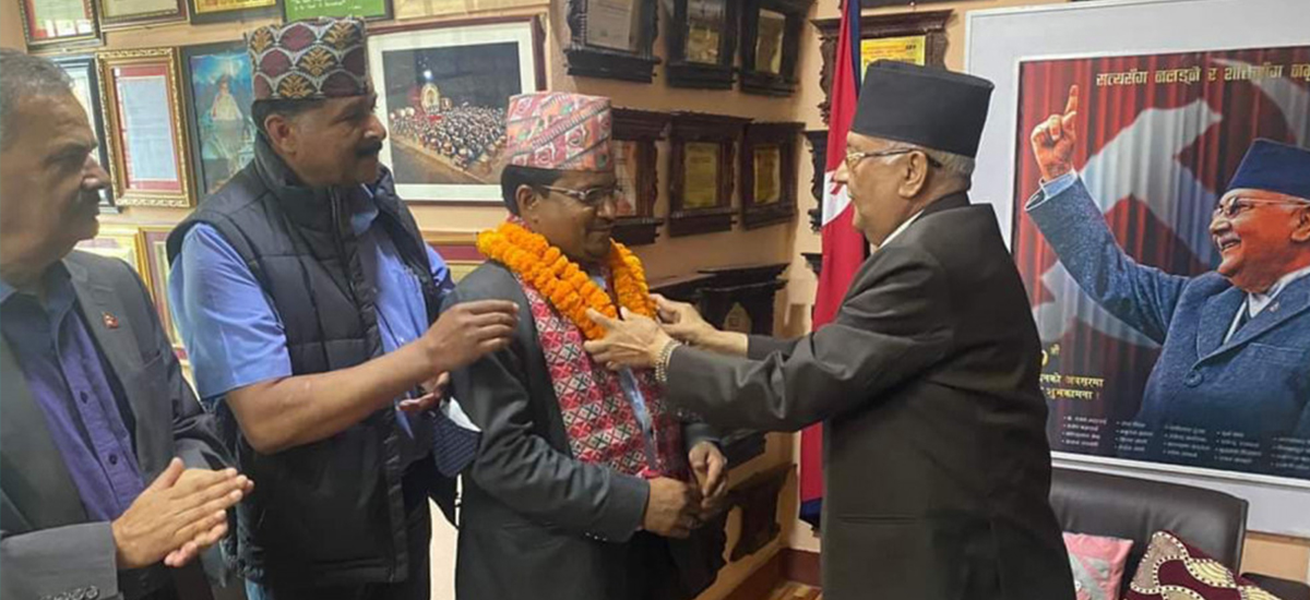 ओलीले खादा ओढाएर भित्र्याएका गाउँपालिका अध्यक्ष भोलिपल्टै माओवादीमा फर्किए