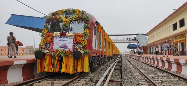 देउवा र मोदीले संयुक्त रूपमा झण्डा हल्लाएपछि नेपालमा आजदेखि चल्यो रेल