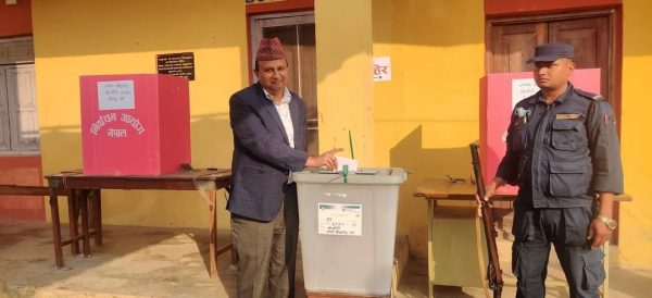 एमाले महासचिव शंकर पोखरेलले तुलसीपुरबाट गरे मतदान