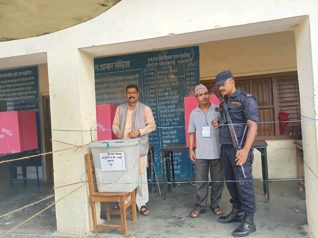 धनगढी उपमहानगरका गठबन्धनबाट मेयरका उम्मेदवार नृप वडले गरे मतदान