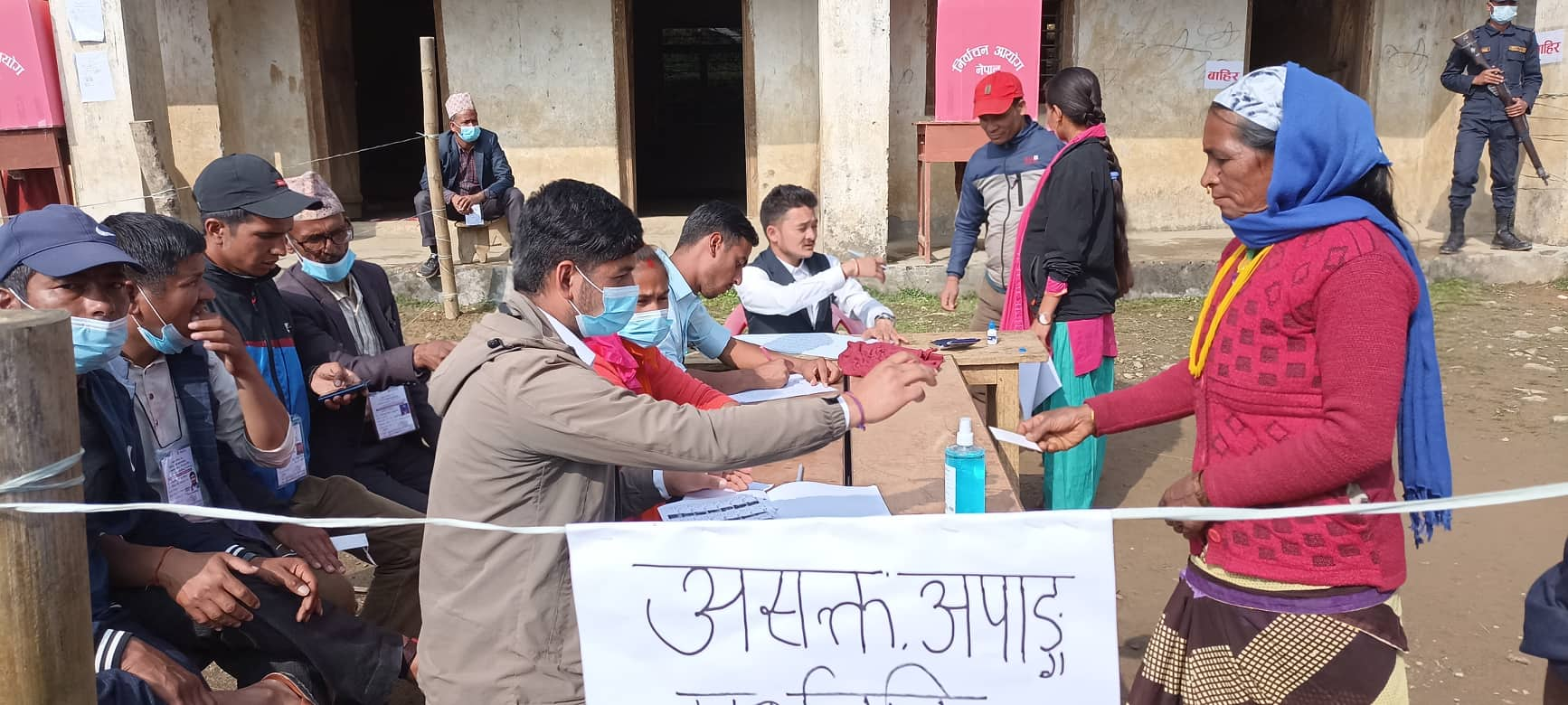 बझाङको बित्थडचिर मतदान केन्द्रमा मतदाताको लाइन, अशक्तलाई छुट्टै लाइन (फोटोहरू)