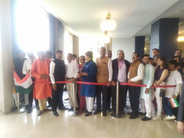 मोदीको स्वागतमा होटेलमा भारतीय नागरिकको लाइन