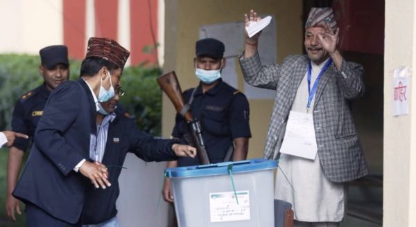 काठमाडौंका मेयर उम्मेदवार स्थापितले गरे मतदान