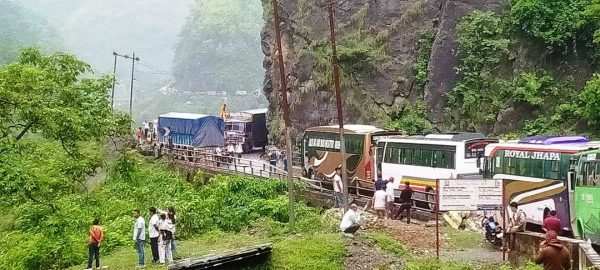 नारायणगढ–मुग्लिन सडकखण्डमा पहिरोले दुईवटा बस बगायो, करिब ६० यात्रु बेपत्ता