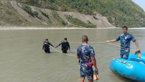 नारायणी नदीमा भाइलाई उद्धार गर्न खोज्दा दिदीपनि बेपत्ता