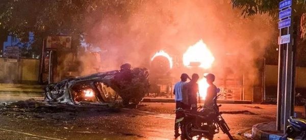 श्रीलंका तनाव : ५० भन्दा बढी नेताका घरमा आगजनीपछि देशभर कर्फ्यू, उल्लंघन गर्नेलाई ‘सुट एट साइट’को अर्डर