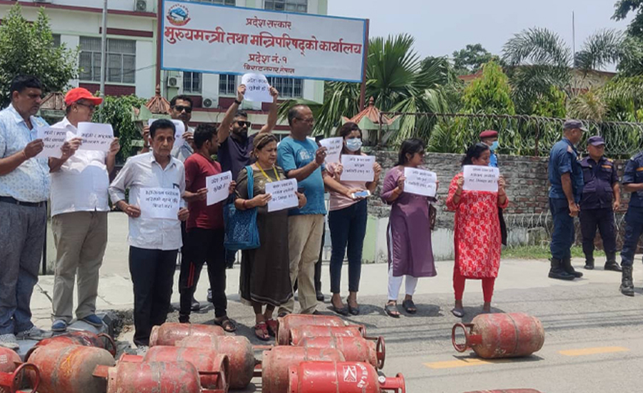 मूल्यवृद्धि फिर्ताको माग गर्दै मुख्यमन्त्री कार्यालय अगाडि उपभोक्ताकाे प्रदर्शन