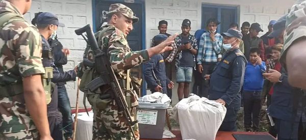 बित्थडचिर ५ मा मतदान अधिकृतका हस्ताक्षरबिनाका मतपत्र भेटिए