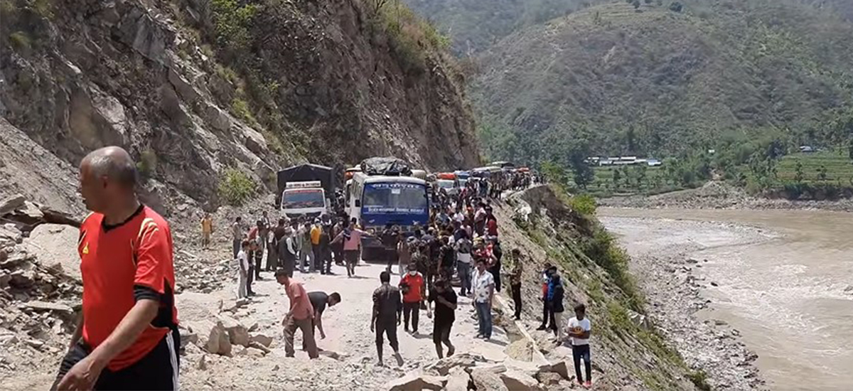 भोट हाल्न घर जानेको संख्या बढ्यो, बीपी राजमार्गमा सवारी जाम (तस्वीरमा हेर्नुहोस्)