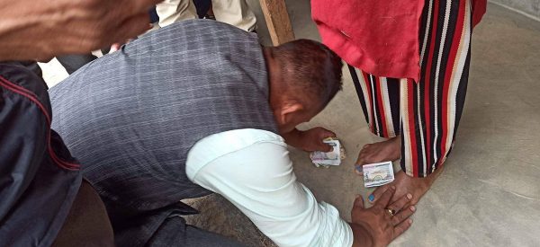 खुट्टामा नोट चढाएर भोट माग्दै मेलम्चीका कांग्रेस उम्मेदवार