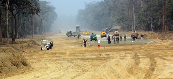 फास्ट ट्रयाकमा लोडर दुर्घटना : दुई जनाको मृत्यु