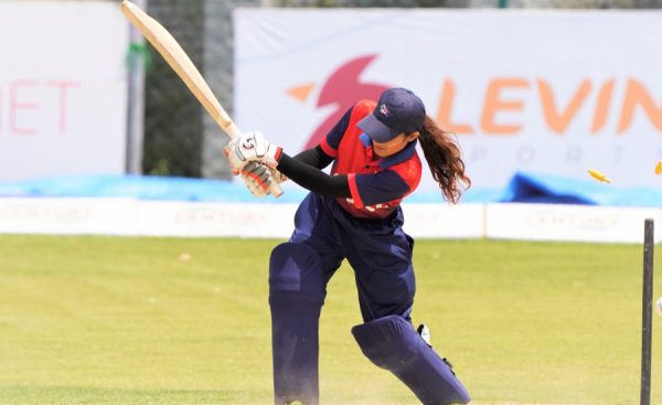 नेपाली यु–१९ महिला क्रिकेटमा भुटानविरुद्ध फिल्डिङ गर्दै नेपाल