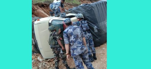 रामेछापमा मतपेटिका लिएर गएको गाडी दुर्घटना, तीन प्रहरी घाइते