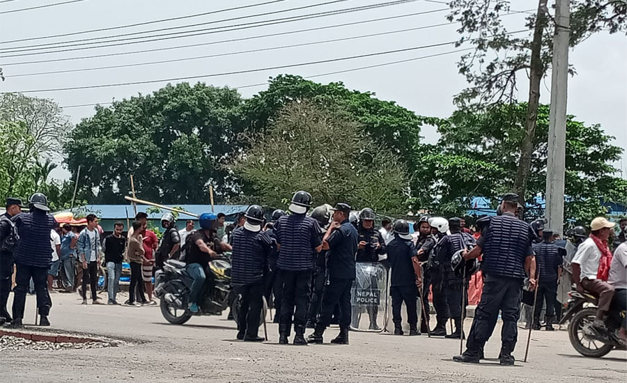 रङ्गेलीमा प्रहरी र कार्यकर्ताबीच झडप, दुई राउण्ड अश्रुग्यास प्रहार