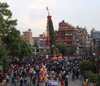 रातो मच्छिन्द्रनाथको रथलाई लगनखेलबाट जावलाखेल तानिँदै