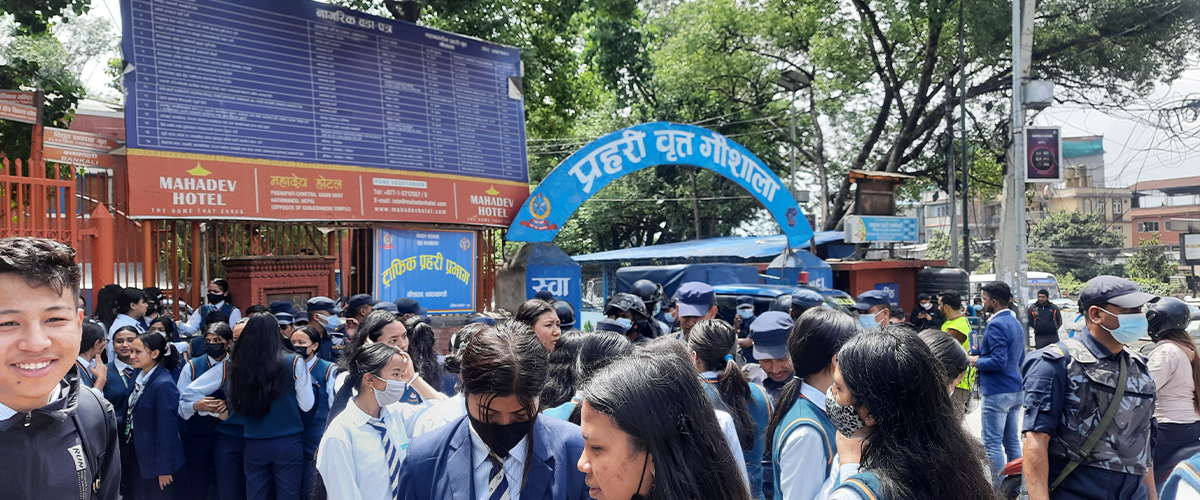 छात्रालाई ‘सेक्स पार्टनर’ बन्न प्रस्ताव गर्ने शिक्षकलाई कलेजले बचाएपछि विद्यार्थीले घेरे प्रहरी चौकी
