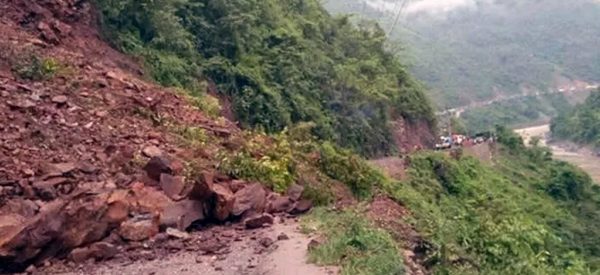 पाँच घण्टापछि सञ्चालनमा आयो बेसीसहर–चामे सडक