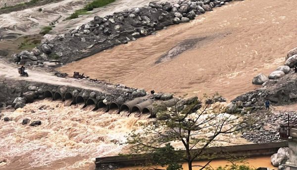 मेलम्चीको बाढीले फेरि क्षति, यातायात प्रभावित