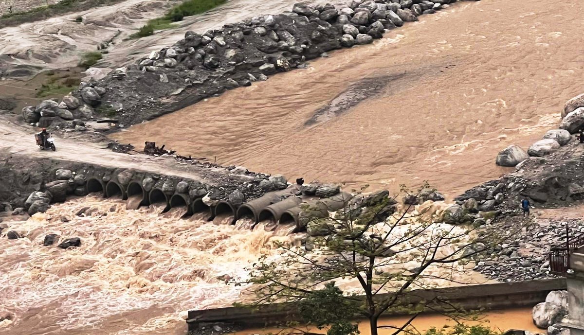 वर्षाले फट्टेको पुलमा क्षति, मर्मत गरिँदै