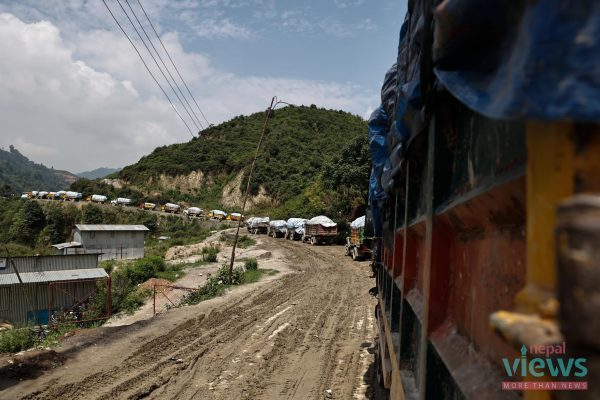 फोहर व्यवस्थापनमा प्रयोग हुने १७ वटा गाडी बञ्चरे डाँडामा तोडफोड