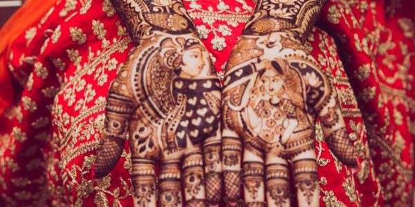 आफैसँग विवाह गर्दै एक भारतीय युवती