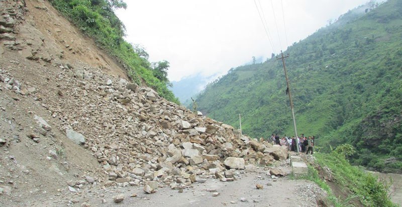 चारकिलोमा पहिरो, नारायणगढ–मुग्लिन सडक अवरुद्ध